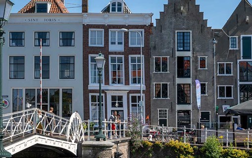 Huizen aan de gracht in de stad Middelburg