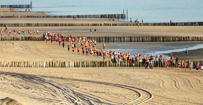 Hardlopers bij de Kustmarathon in Zeeland