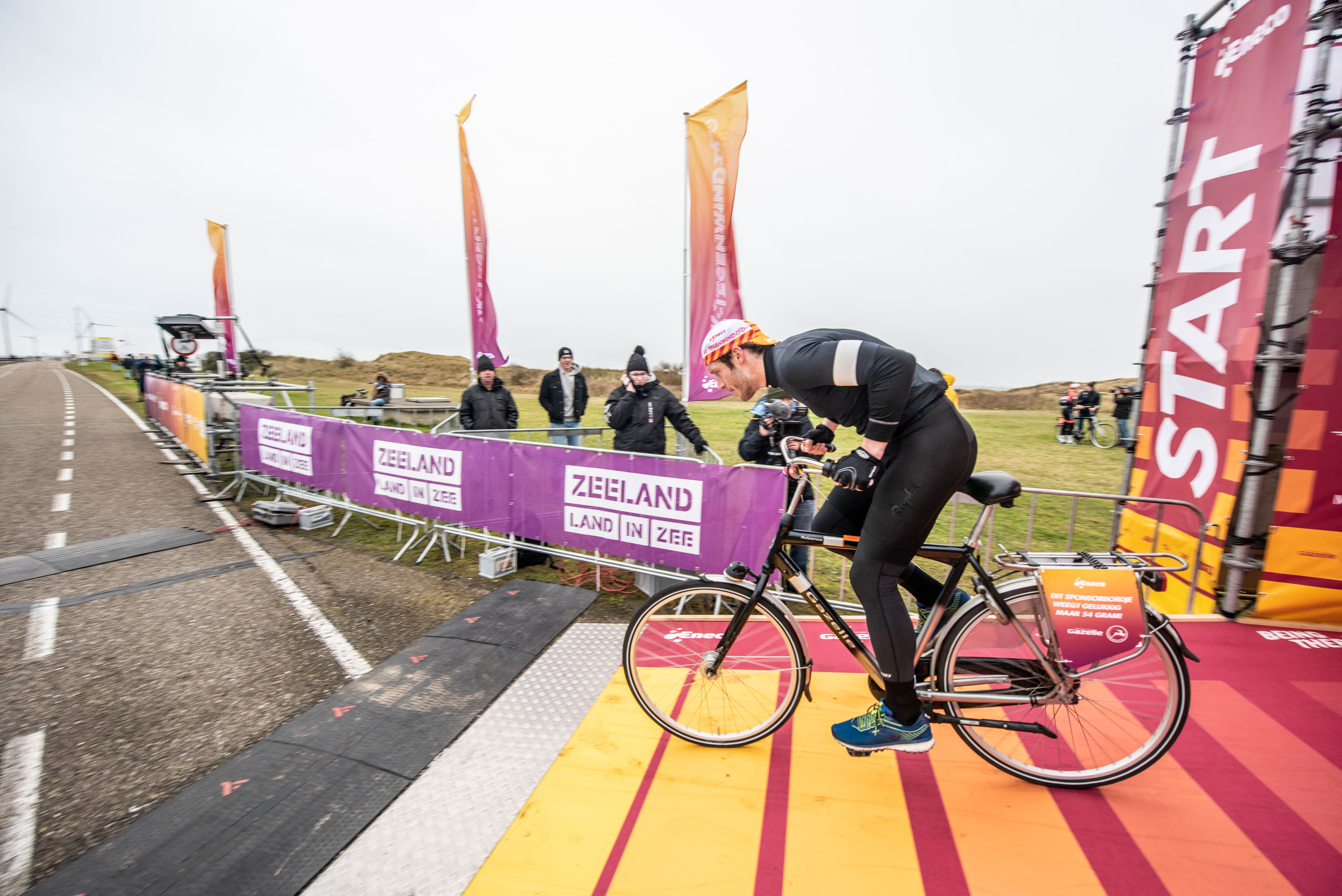 NK Tegenwindfietsen 2020 start deelnemer zeeland land in zee dranghekdoeken