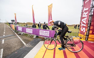 NK Tegenwindfietsen 2020 start deelnemer zeeland land in zee dranghekdoeken