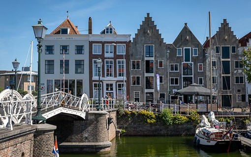Huizen aan de gracht in de stad Middelburg