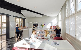 Werk in Zeeland bij WVO Zorg. Er zijn volop vacatures in de Zeeuwse topsectoren.