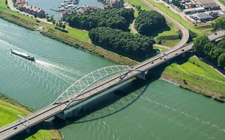 Brug van Tholen naar Noord-Brabant in regio Tholen