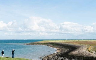 Mensen op de dijk bij de Oosterschelde
