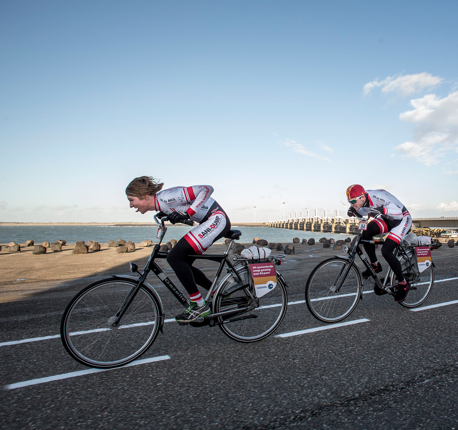 Tegenwindfietsers op de Oosterscheldekering