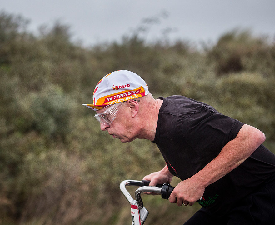 Close up tegenwindfietser