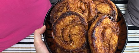 Zelfgebakken Bolussen volgens het Zeeuwse bolus recept van Zeeland Land in Zee in een schaal vastgehouden.