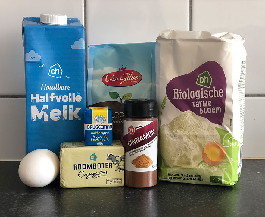 De ingrediënten die nodig zijn voor ons Zeeuws bolus recept. Halfvolle melk, bruine basterdsuiker, tarwebloem, kaneel, roomboter, gist en een ei. 