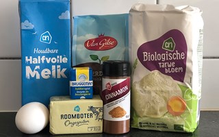 De ingrediënten die nodig zijn voor ons Zeeuws bolus recept. Halfvolle melk, bruine basterdsuiker, tarwebloem, kaneel, roomboter, gist en een ei.