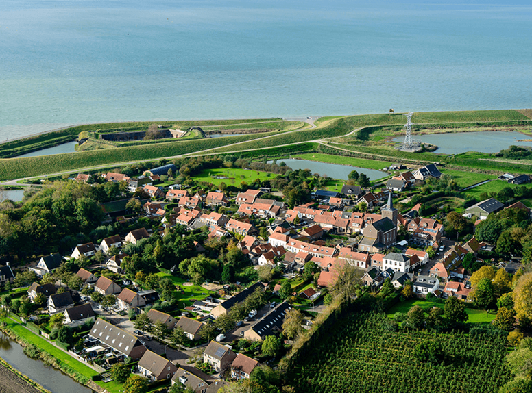 Zuid-Beveland, eiland in Zeeland. Authentieke dorpen, bloemenvelden en heeft de modestad van Zeeland.