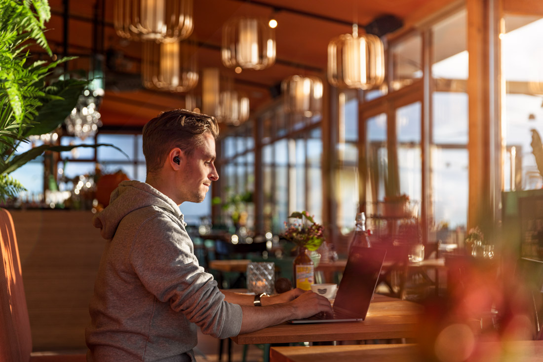 Flexwerken bij Bombaai Strandbar in Westkapelle
