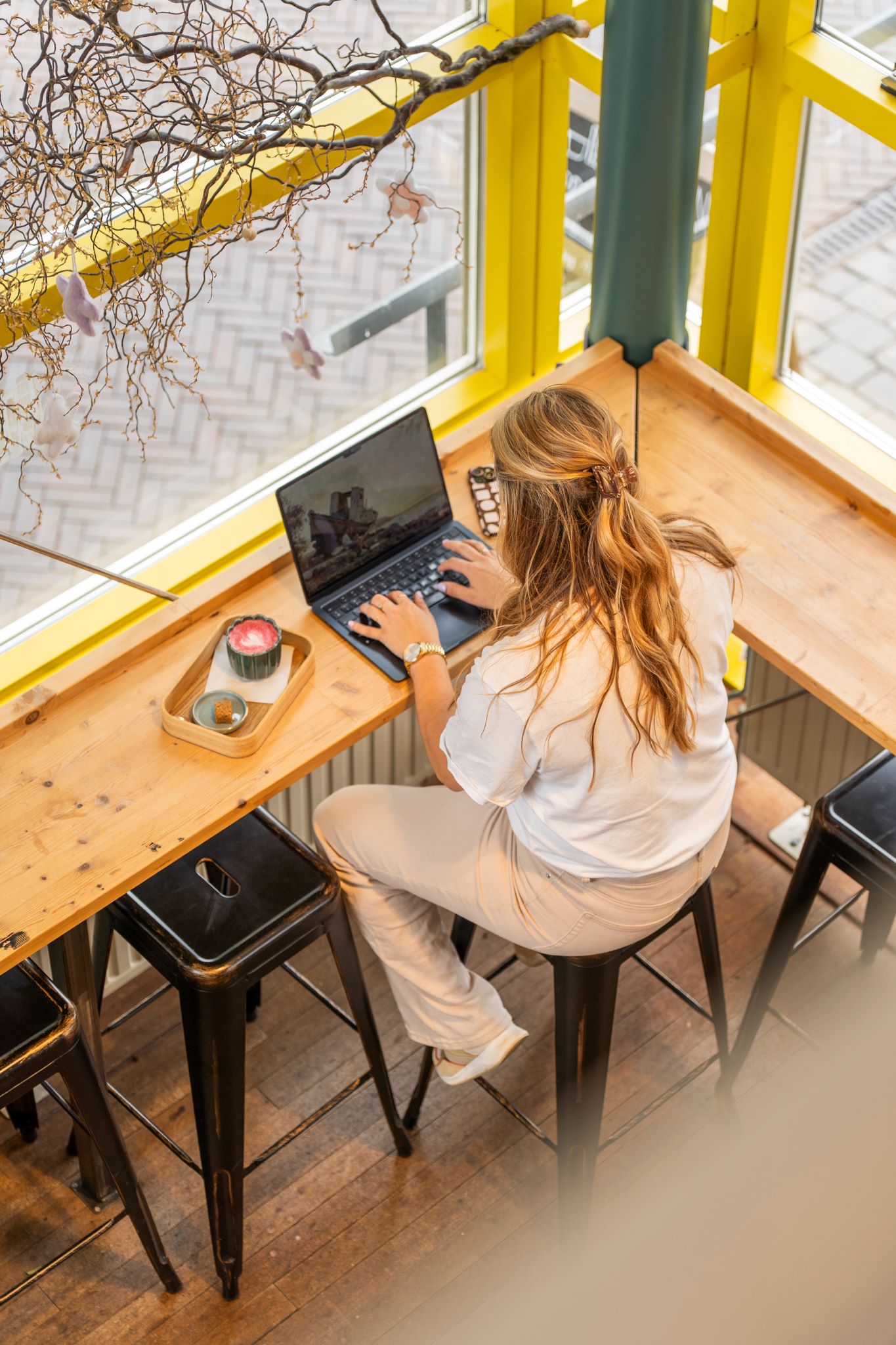 Iemand aan het werk bij flexwerkplek De Tuin