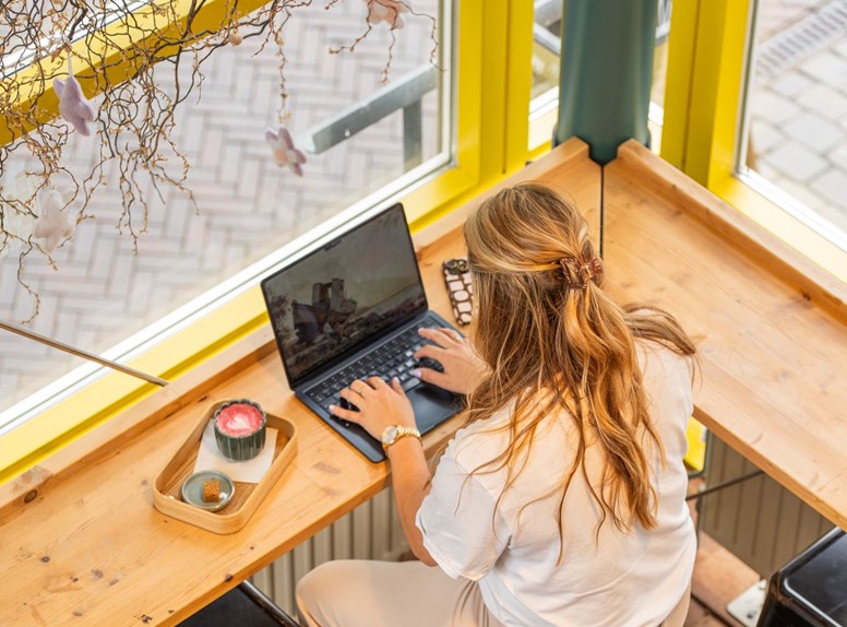 Iemand aan het werk bij flexwerkplek De Tuin