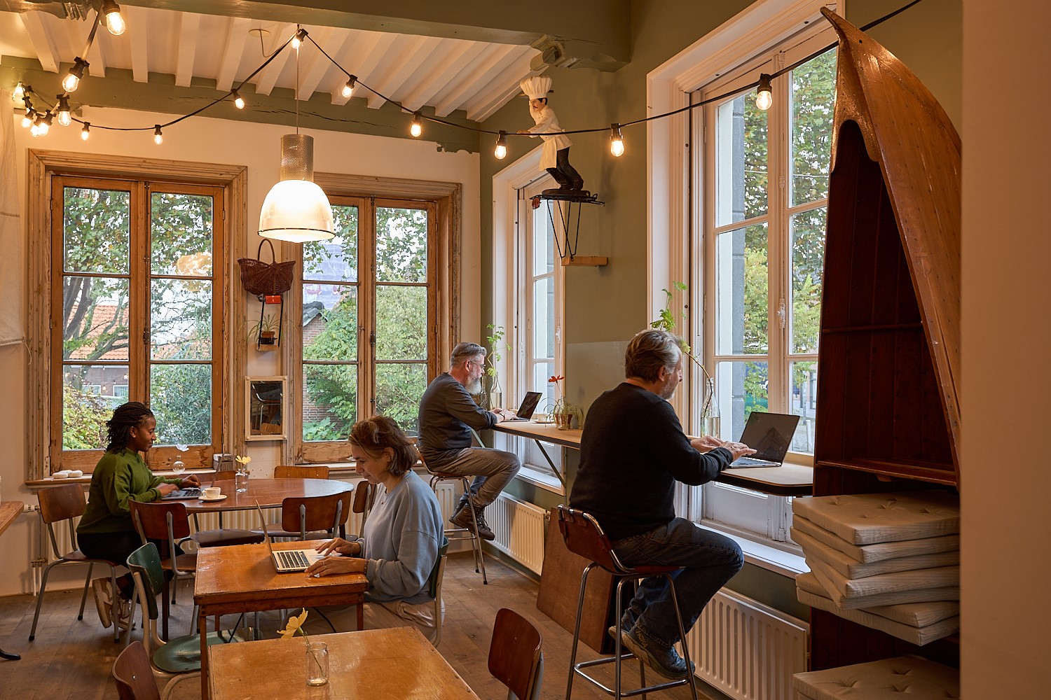 Mensen aan het werk op flexwerkplekken bij de Zeeuwse hemel in Zierikzee
