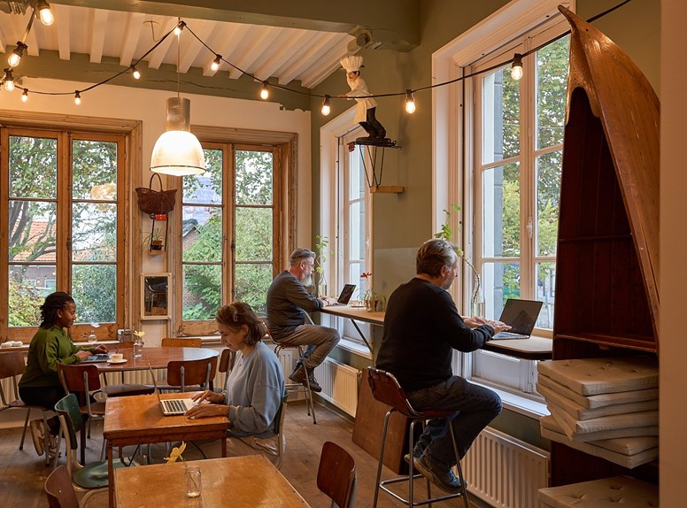 Mensen aan het werk op flexwerkplekken bij de Zeeuwse hemel in Zierikzee
