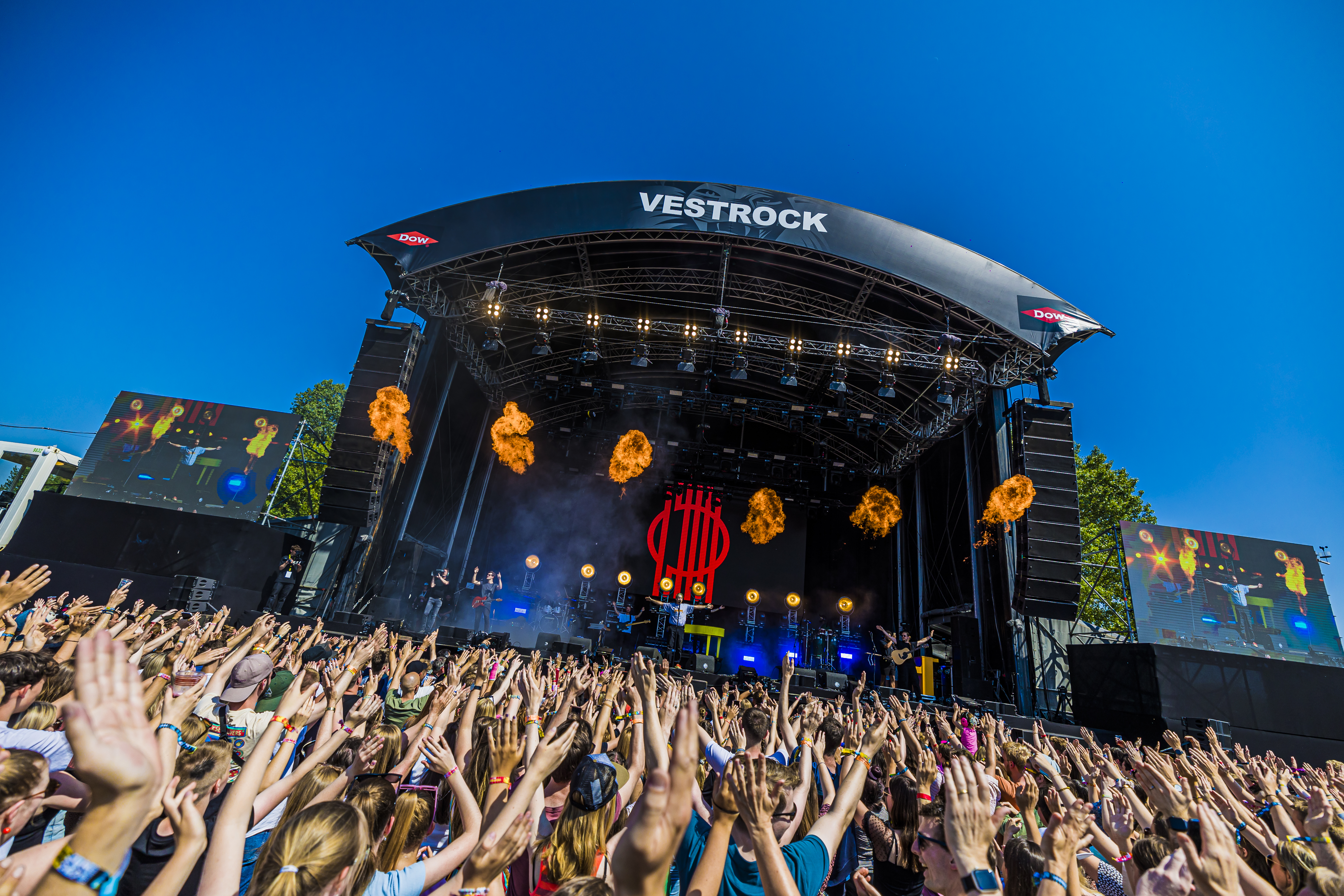 Publiek aan het klappen bij het podium van Vestrock