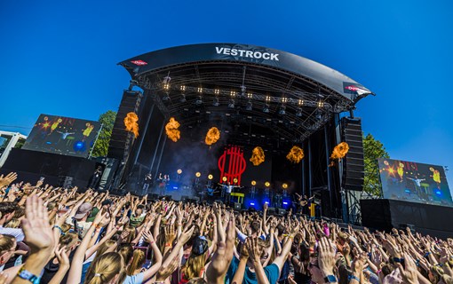 Publiek aan het klappen bij het podium van Vestrock