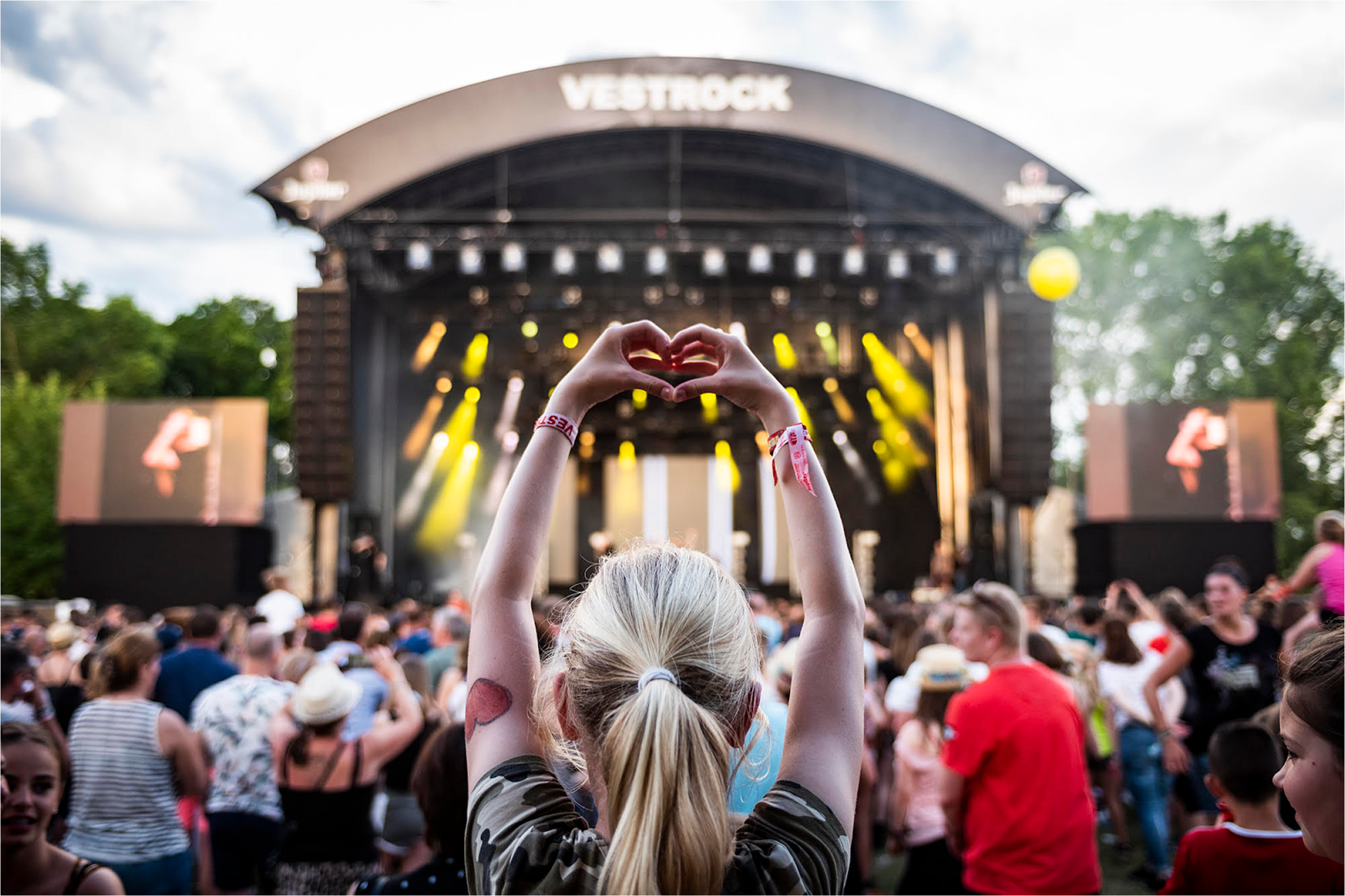 Publiek bij podium van Vestrock