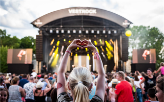Publiek bij podium van Vestrock