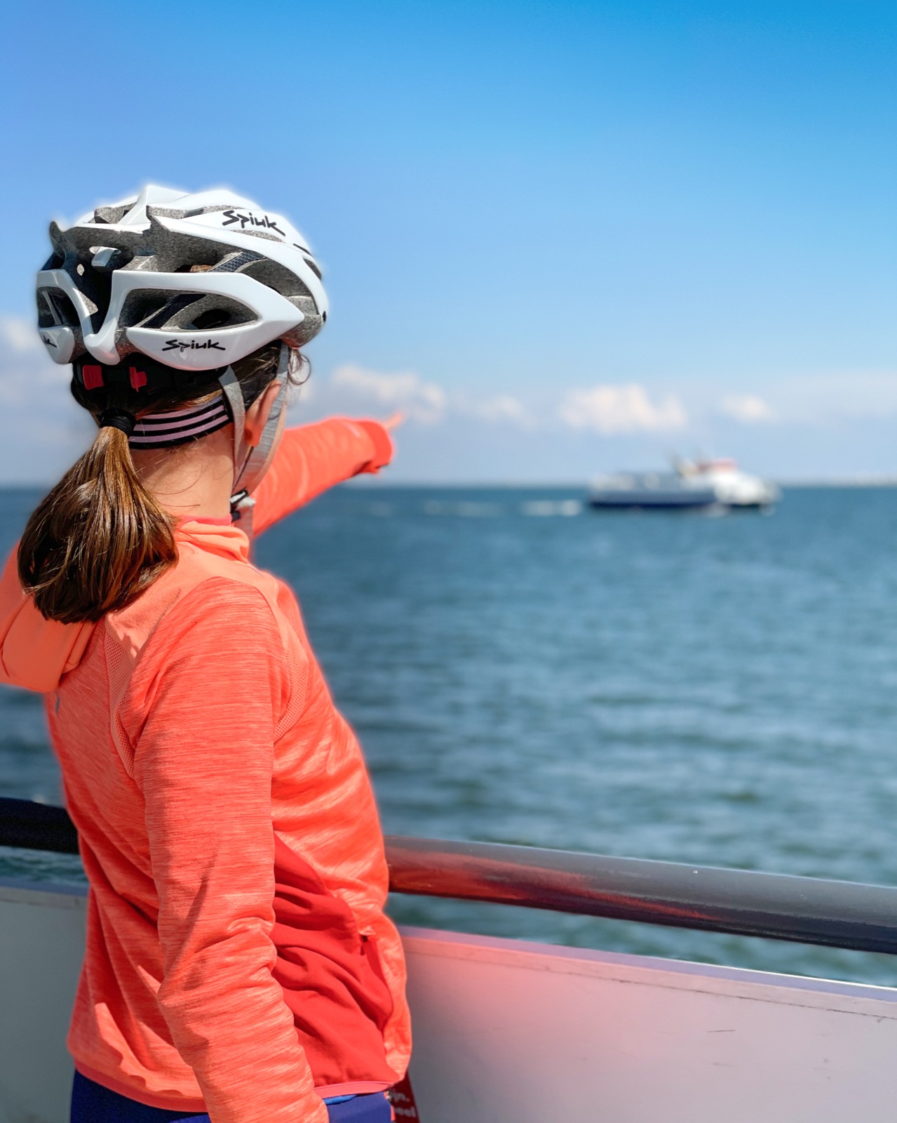 Kind wijzend naar de Westerschelde Ferry