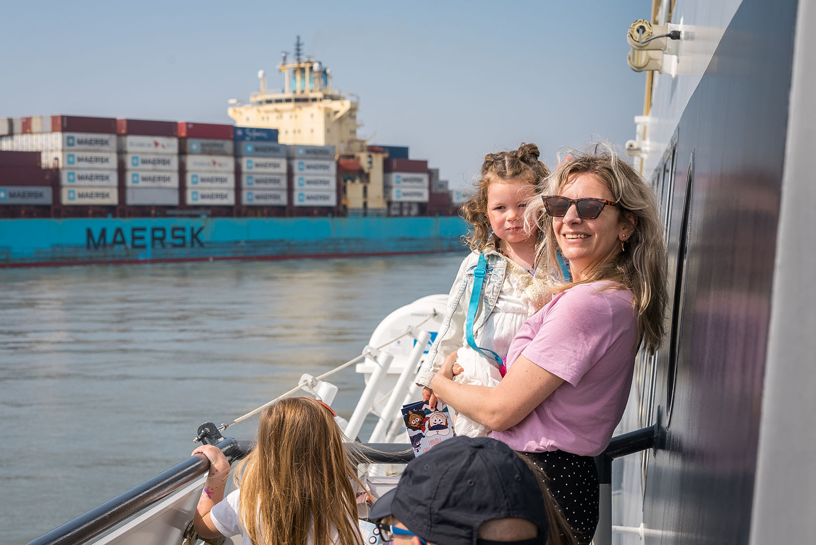 Vrouw met kinderen aan boord van de Westerschelde Ferry