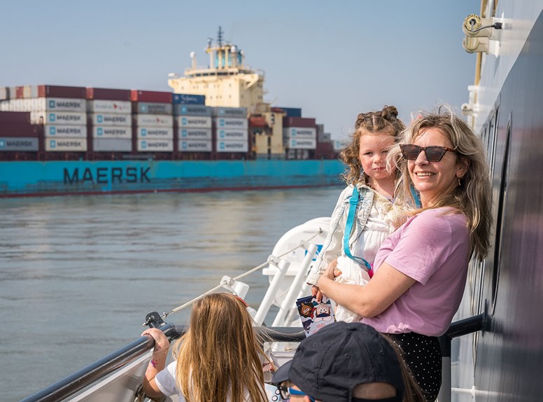 Vrouw met kinderen aan boord van de Westerschelde Ferry