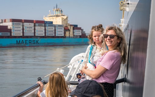 Vrouw met kinderen aan boord van de Westerschelde Ferry
